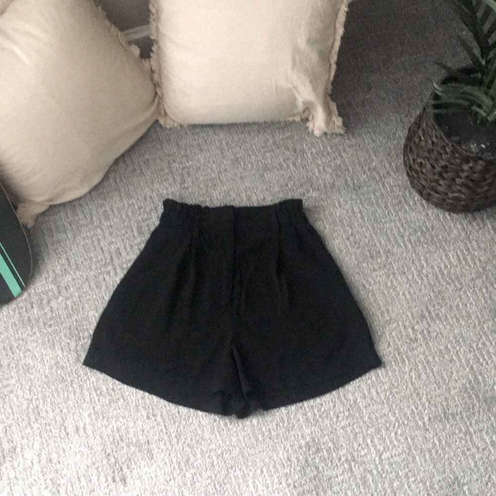 Pitch black skort with a zipper and pockets